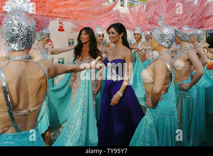 Due ospiti (C) a piedi attraverso una sfida di mostrare le ragazze da Folies Bergere all'ottava edizione del Latin Grammy Awards di Las Vegas il 8 novembre 2007. (UPI foto/Jim Ruymen). Foto Stock