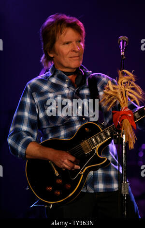 John Fogerty esegue in concerto a giunto nell'Hard Rock Casino di Las Vegas il 25 novembre 2007. Il 63 enne ex cantante dei Creedence Clearwater Revival è touring a sostegno del suo nuovo CD "Revival' ed esegue successivamente a Minneapolis su Novembre 27th. (UPI foto/Daniel Gluskoter). Foto Stock