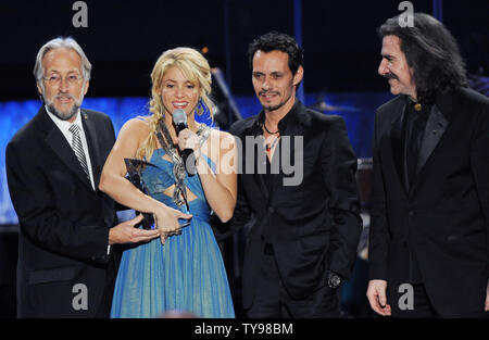 Cantante colombiana Shakira riceve la persona del premio di anno dalla Recording Academy Presidente Neil Portnow Marc Anthony e compositore Luis Cobos (L-R) , sul palco durante un Latin Grammy Awards cena a Las Vegas il 9 novembre 2011. UPI/Jim Ruymen Foto Stock