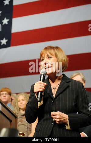 Il repubblicano del senato Panagiotis candidato angolo ammette la sua corsa contro il leader della maggioranza del Senato Harry Reid durante lo Stato di Nevada repubblicano election night party a Las Vegas, Nevada, il 2 novembre 2010. UPI/Eileen Yamada Foto Stock