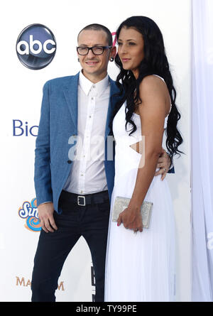 Musicista Chester Bennington dei Linkin Park (R) e moglie Talinda Ann Bentley (L) arrivano a 2012 Billboard Music Awards al MGM Grand Hotel di Las Vegas, Nevada, il 20 maggio 2012. UPI/Jim Ruymen............. Foto Stock