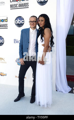 Musicista Chester Bennington dei Linkin Park (R) e moglie Talinda Ann Bentley (L) arrivano a 2012 Billboard Music Awards al MGM Grand Hotel di Las Vegas, Nevada, il 20 maggio 2012. UPI/Jim Ruymen............. Foto Stock