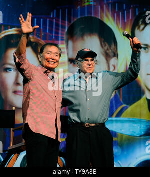 Attori George Takei (L) e Walter Koenig partecipare nella Gazzetta Star Trek Convention presso il Rio Hotel & Casino di Las Vegas, Nevada, il 12 agosto 2012. UPI/David Becker Foto Stock