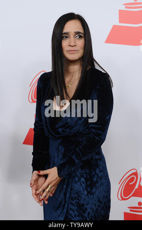 Musicista Julieta Venegas arriva per il Latin Recording Academy persona dell'anno omaggio a Caetano Veloso al MGM Grand Garden Arena di Las Vegas, Nevada, il 14 novembre 2012. UPI/Jim Ruymen Foto Stock