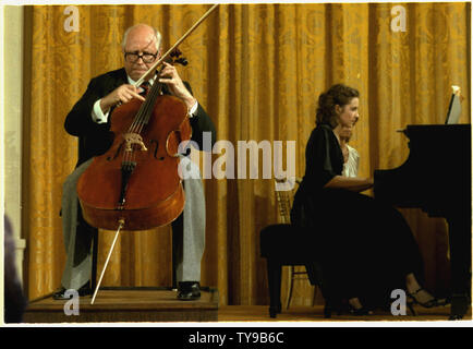 Mstislav Rostropovich esegue alla Casa Bianca; Elena Rostropovich e suo padre Mstislav Rostropovich eseguire alla casa bianca a Washington DC nel 1978 Foto Stock