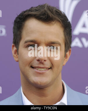 Il cantante Easton Corbin arriva al quarantottesimo Accademia annuale dei premi di musica country alla MGM Hotel in Las Vegas, Nevada, il 7 aprile 2013. UPI/David Becker Foto Stock