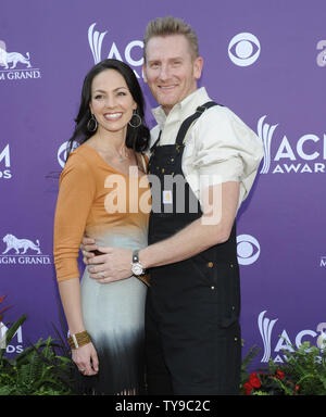 (L-R) cantanti Feek Joey e Rory Feek di Joey e Rory arrivano al quarantottesimo Accademia annuale dei premi di musica country alla MGM Hotel in Las Vegas, Nevada, il 7 aprile 2013. UPI/David Becker Foto Stock