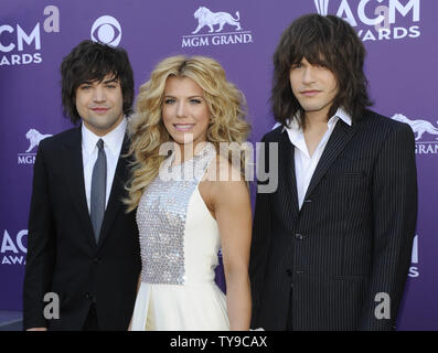 (L-R) musicisti Neil Perry, Kimberly Perry e Reid Perry della Band Perry arrivano al quarantottesimo Accademia annuale dei premi di musica country alla MGM Hotel in Las Vegas, Nevada, il 7 aprile 2013. UPI/David Becker Foto Stock