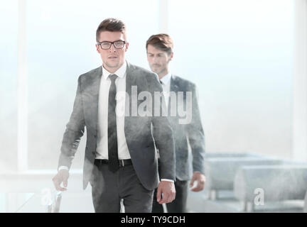 Giovani ingegneri in ufficio, fumo Foto Stock