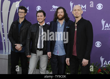 (L-R) musicisti Chris Thompson, Mike Eli, James Young e Jon Jones di Eli Giovani Band arrivano al quarantottesimo Accademia annuale dei premi di musica country alla MGM Hotel in Las Vegas, Nevada, il 7 aprile 2013. UPI/David Becker Foto Stock