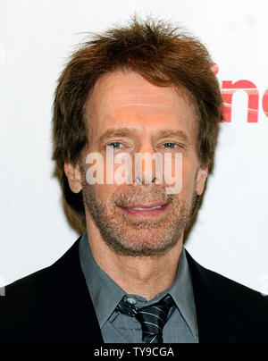 Il produttore Jerry Bruckheimer arriva a un Walt Disney Studios Motion Pictures presentazione per promuovere il suo prossimo film, "Lone Ranger" al Caesars Palace durante il CinemaCon, la convenzione ufficiale dell Associazione Nazionale dei proprietari di teatro, in Las Vegas, Nevada, il 17 aprile 2013. UPI/David Becker Foto Stock