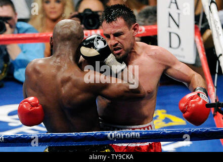 Floyd Mayweather (L) e Robert Guerrero lotta durante la loro WBC Welterweight titolo di lotta al MGM Grand Garden Arena di Las Vegas, Nevada, il 4 maggio 2013. UPI/David Becker Foto Stock