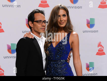 Il cantante Marc Anthony, sinistra e modello di Shannon de Lima arriva per la quindicesima Latin Grammy Awards a MGM Grand Garden Arena di Las Vegas, Nevada, il 20 novembre 2014. UPI/Jim Ruymen Foto Stock