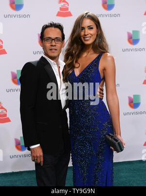 Il cantante Marc Anthony, sinistra e modello di Shannon de Lima arriva per la quindicesima Latin Grammy Awards a MGM Grand Garden Arena di Las Vegas, Nevada, il 20 novembre 2014. UPI/Jim Ruymen Foto Stock