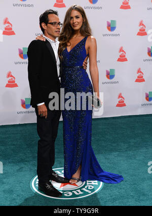 Il cantante Marc Anthony, sinistra e modello di Shannon de Lima arriva per la quindicesima Latin Grammy Awards a MGM Grand Garden Arena di Las Vegas, Nevada, il 20 novembre 2014. UPI/Jim Ruymen Foto Stock