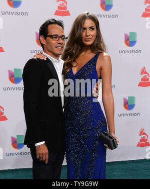 Il cantante Marc Anthony, sinistra e modello di Shannon de Lima arriva per la quindicesima Latin Grammy Awards a MGM Grand Garden Arena di Las Vegas, Nevada, il 20 novembre 2014. UPI/Jim Ruymen Foto Stock
