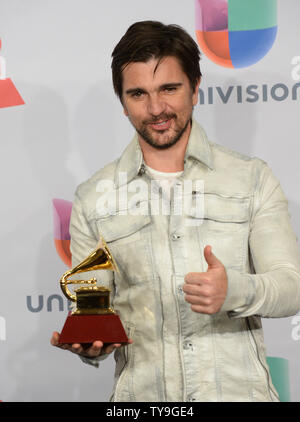 Juanes pone dietro le quinte con il premio per il miglior Pop Rock album per 'Loco de Amor' alla quindicesima Latin Grammy Awards a MGM Grand Garden Arena di Las Vegas, Nevada, il 20 novembre 2014. UPI/Jim Ruymen Foto Stock