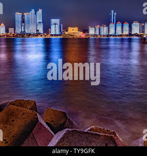 Fotografato a Qingdao di un basamento, la scena notturna di Qingdao dopo il Vertice di Shanghai è caldo in tutto il Foto Stock