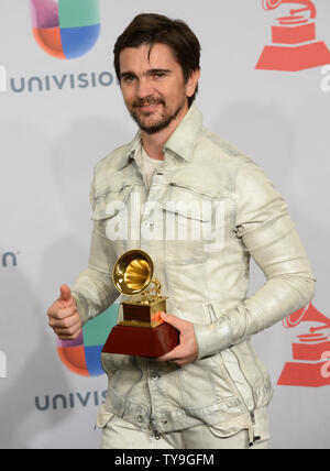 Juanes pone dietro le quinte con il premio per il miglior Pop Rock album per 'Loco de Amor' alla quindicesima Latin Grammy Awards a MGM Grand Garden Arena di Las Vegas, Nevada, il 20 novembre 2014. UPI/Jim Ruymen Foto Stock