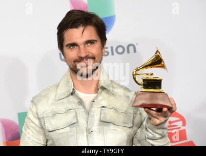 Juanes pone dietro le quinte con il premio per il miglior Pop Rock album per 'Loco de Amor' alla quindicesima Latin Grammy Awards a MGM Grand Garden Arena di Las Vegas, Nevada, il 20 novembre 2014. UPI/Jim Ruymen Foto Stock