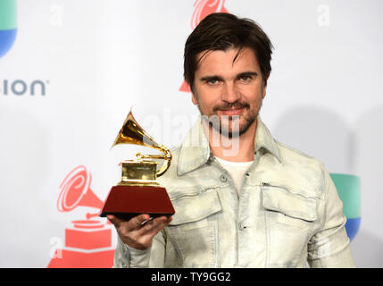 Juanes pone dietro le quinte con il premio per il miglior Pop Rock album per 'Loco de Amor' alla quindicesima Latin Grammy Awards a MGM Grand Garden Arena di Las Vegas, Nevada, il 20 novembre 2014. UPI/Jim Ruymen Foto Stock