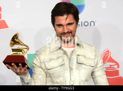 Juanes pone dietro le quinte con il premio per il miglior Pop Rock album per 'Loco de Amor' alla quindicesima Latin Grammy Awards a MGM Grand Garden Arena di Las Vegas, Nevada, il 20 novembre 2014. UPI/Jim Ruymen Foto Stock