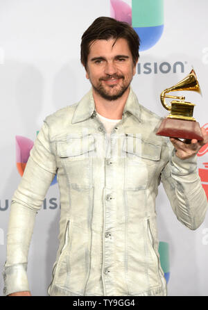 Juanes pone dietro le quinte con il premio per il miglior Pop Rock album per 'Loco de Amor' alla quindicesima Latin Grammy Awards a MGM Grand Garden Arena di Las Vegas, Nevada, il 20 novembre 2014. UPI/Jim Ruymen Foto Stock