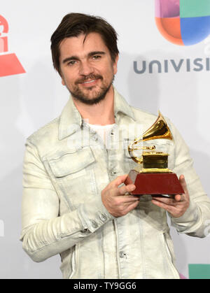 Juanes pone dietro le quinte con il premio per il miglior Pop Rock album per 'Loco de Amor' alla quindicesima Latin Grammy Awards a MGM Grand Garden Arena di Las Vegas, Nevada, il 20 novembre 2014. UPI/Jim Ruymen Foto Stock