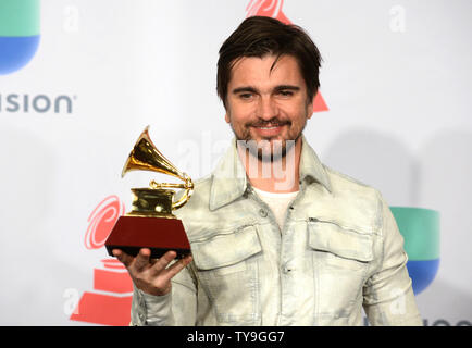 Juanes pone dietro le quinte con il premio per il miglior Pop Rock album per 'Loco de Amor' alla quindicesima Latin Grammy Awards a MGM Grand Garden Arena di Las Vegas, Nevada, il 20 novembre 2014. UPI/Jim Ruymen Foto Stock