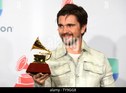 Juanes pone dietro le quinte con il premio per il miglior Pop Rock album per 'Loco de Amor' alla quindicesima Latin Grammy Awards a MGM Grand Garden Arena di Las Vegas, Nevada, il 20 novembre 2014. UPI/Jim Ruymen Foto Stock