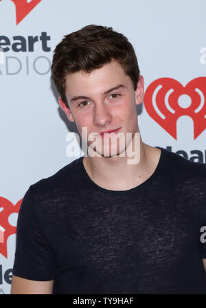 Shawn Mendes arriva per il iHeartRadio Music Festival a MGM Grand a Las Vegas, Nevada, il 19 settembre 2015. Foto di James Atoa/UPI Foto Stock