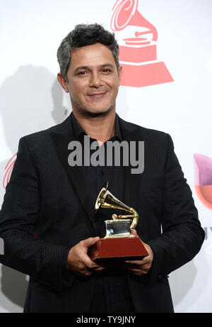 Alejandro Sanz pone in sala stampa con il premio per il miglior pop contemporanea album vocale per 'Sirope' durante la 16th Annual Latin Grammy Awards a MGM Grand Garden Arena di Las Vegas, Nevada, il 19 novembre 2015. Foto di Jim Ruymen/UPI Foto Stock