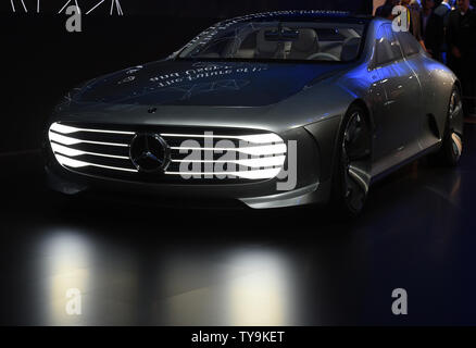 Il concetto di Mercedes-Benz IAA (intelligente Automobile aerodinamica) viene visualizzato al 2016 International CES, una fiera di elettronica di consumo, a Las Vegas, Nevada, il 6 gennaio 2016. Foto di Molly Riley/UPI Foto Stock