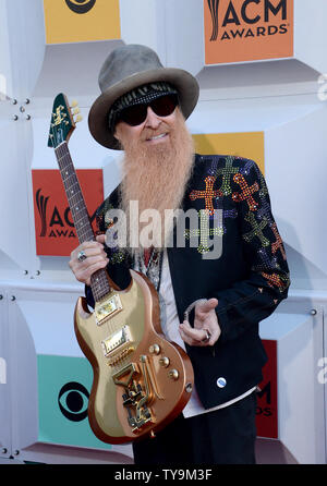 Musicista Billy Gibbons assiste la cinquantunesima annuale di Academy of Country Music Awards tenutosi al MGM Grand Arena di Las Vegas, Nevada, il 3 aprile 2016. Foto di Jim Ruymen/UPI Foto Stock