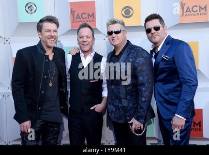 (L-R) Registrazione artista Joe Don Rooney, attore Kiefer Sutherland e artisti Gary LeVox e Jay DeMarcus frequentare la cinquantunesima annuale di Academy of Country Music Awards tenutosi al MGM Grand Arena di Las Vegas, Nevada, il 3 aprile 2016. Foto di Jim Ruymen/UPI Foto Stock