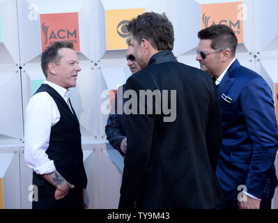 (L-R) attore Kiefer Sutherland e artisti Gary LeVox, Jay DeMarcus e Joe Don Rooney di Rascall Flatt frequentare la cinquantunesima annuale di Academy of Country Music Awards tenutosi al MGM Grand Arena di Las Vegas, Nevada, il 3 aprile 2016. Foto di Jim Ruymen/UPI Foto Stock