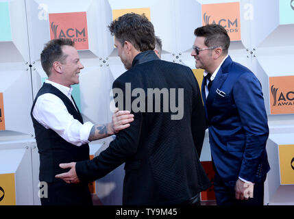 (L-R) attore Kiefer Sutherland e artisti Gary LeVox, Jay DeMarcus e Joe Don Rooney di Rascall Flatt frequentare la cinquantunesima annuale di Academy of Country Music Awards tenutosi al MGM Grand Arena di Las Vegas, Nevada, il 3 aprile 2016. Foto di Jim Ruymen/UPI Foto Stock