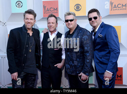 (L-R) Registrazione artista Joe Don Rooney, attore Kiefer Sutherland e artisti Gary LeVox e Jay DeMarcus frequentare la cinquantunesima annuale di Academy of Country Music Awards tenutosi al MGM Grand Arena di Las Vegas, Nevada, il 3 aprile 2016. Foto di Jim Ruymen/UPI Foto Stock