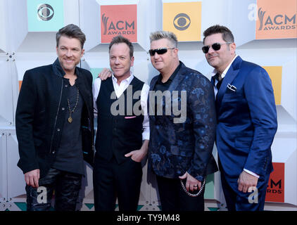 (L-R) Registrazione artista Joe Don Rooney, attore Kiefer Sutherland e artisti Gary LeVox e Jay DeMarcus frequentare la cinquantunesima annuale di Academy of Country Music Awards tenutosi al MGM Grand Arena di Las Vegas, Nevada, il 3 aprile 2016. Foto di Jim Ruymen/UPI Foto Stock