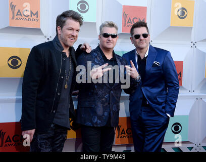 (L-R) Registrazione artisti Joe Don Rooney, Gary LeVox e Jay DeMarcus di Rascal Flatts frequentare la cinquantunesima annuale di Academy of Country Music Awards tenutosi al MGM Grand Arena di Las Vegas, Nevada, il 3 aprile 2016. Foto di Jim Ruymen/UPI Foto Stock