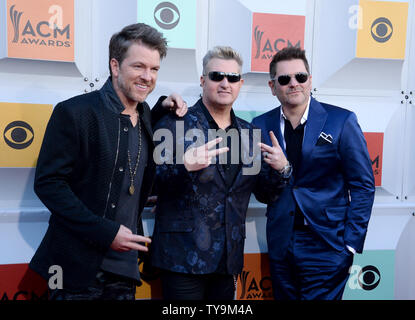 (L-R) Registrazione artisti Joe Don Rooney, Gary LeVox e Jay DeMarcus di Rascal Flatts frequentare la cinquantunesima annuale di Academy of Country Music Awards tenutosi al MGM Grand Arena di Las Vegas, Nevada, il 3 aprile 2016. Foto di Jim Ruymen/UPI Foto Stock