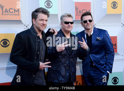 (L-R) Registrazione artisti Joe Don Rooney, Gary LeVox e Jay DeMarcus di Rascal Flatts frequentare la cinquantunesima annuale di Academy of Country Music Awards tenutosi al MGM Grand Arena di Las Vegas, Nevada, il 3 aprile 2016. Foto di Jim Ruymen/UPI Foto Stock