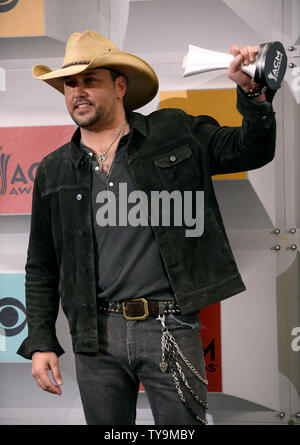 Il cantante Jason Aldean, vincitore del presentatore del premio di anno, appare dietro le quinte 51st annuale di Academy of Country Music Awards tenutosi al MGM Grand Arena di Las Vegas, Nevada, il 3 aprile 2016. Foto di Jim Ruymen/UPI Foto Stock