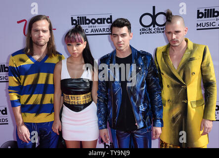 Registrazione martinetto artisti Lawless, JinJoo Lee, Joe Jonas e Cole Whittle di DNCE frequentare l annuale Billboard Music Awards tenutosi a T-Mobile Arena di Las Vegas, Nevada, il 22 maggio 2016. Foto di Jim Ruymen/UPI Foto Stock