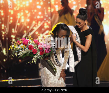 Miss Distretto di Columbia USA, Deshauna Barbiere riceve la sua nuova Miss USA 2016 anta da Pia Wurtzbach, Miss Universo 2015 sul palco durante la Miss USA Pageant concorrenza a T-Mobile Arena di Las Vegas, Nevada, il 5 giugno 2016. Foto di James Atoa/UPI Foto Stock