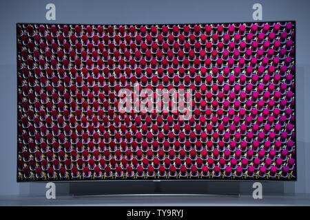 Samsung è di nuovo QLED TV con quantum dot tecnologia è visualizzato durante il Samsung conferenza stampa in vista del 2017 International CES, una fiera di elettronica di consumo, a Las Vegas, Nevada, il 4 gennaio 2017. Foto di Molly Riley/UPI Foto Stock