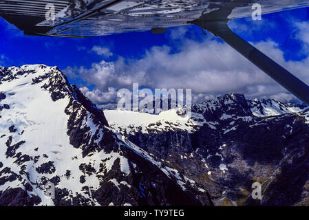 Nuova Zelanda, Isola del Sud. Volare sopra le Alpi del Sud / Kā Tiritiri o te Moana, una catena montuosa che si estende lungo buona parte della lunghezza della Nuova Zelanda " Foto Stock