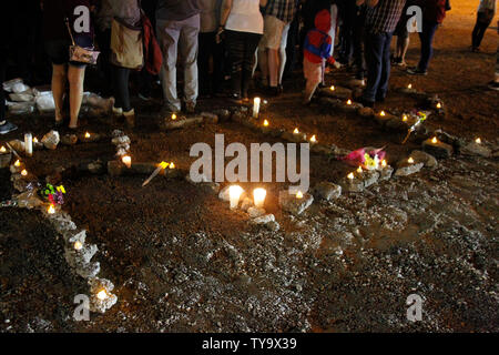 Persone in lutto di domenica le riprese di massa in corrispondenza del percorso 91 Harvest Festival della musica country tenere una veglia candelight a Las Vegas, Nevada, il 2 ottobre 2017. Foto di James Atoa/UPI Foto Stock