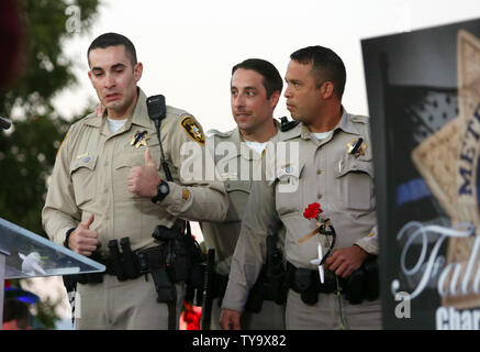 Las Vegas Metropolitan Police Department Officer Jake Grunwald, sinistra, è superare con emozione dopo aver parlato durante una veglia a lume di candela per ucciso LVMPD Officer Charleston Hartfield a Las Vegas il 5 ottobre 2017. Hartfield è stato ucciso domenica notte quando un pistolero aprì il fuoco sul percorso 91 Harvest Festival della musica country, lasciando 58 morti e oltre 500 feriti a Las Vegas il 1 ottobre 2017. Foto di Ronda Churchill/UPI Foto Stock