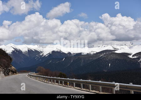 Scenario di plateau lungo la strada nazionale 318 di Sichuan-Tibet autostrada in aprile 2019. Foto Stock